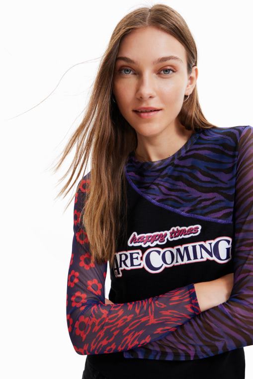 mujer ropa 8H0V1075 camiseta de tul patchwork con mensaje Desigual